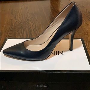 Nine West navy blue Flax heel 9M